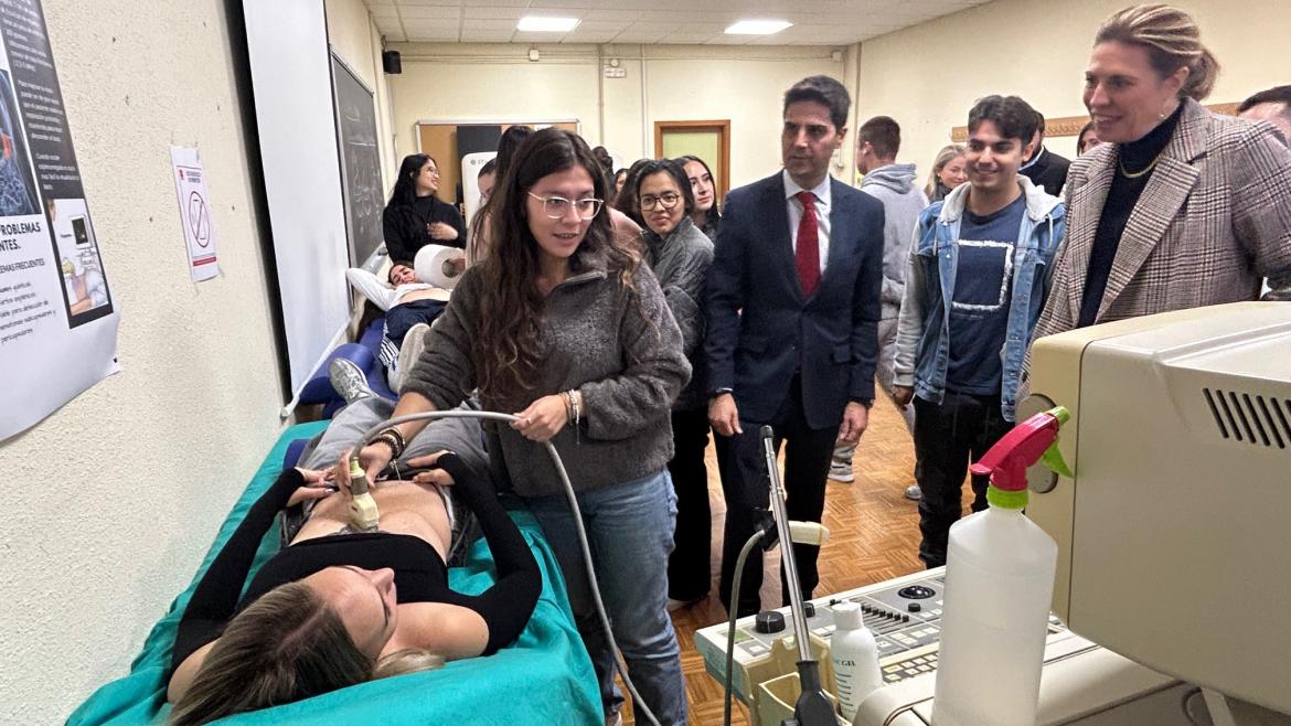 Viciana visita el instituto público San Juan de la Cruz de Pozuelo de Alarcón El consejero Emilio Viciana durante su visita al instituto público San Juan de la Cruz de Pozuelo de Alarcón
