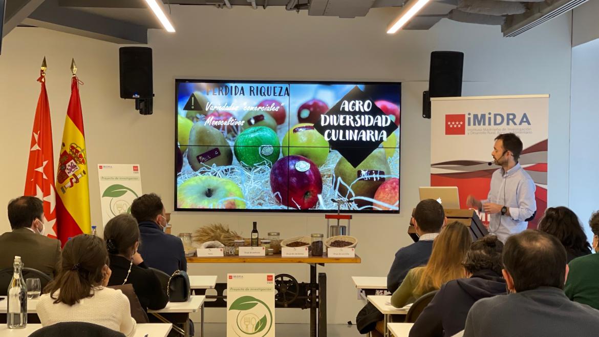 La Comunidad de Madrid presenta Gastronomía Circular, un proyecto de investigación para potenciar la alimentación sostenible Clase con una pantalla en la que se ve una foto con el texto Agro Diversidad Culinaria