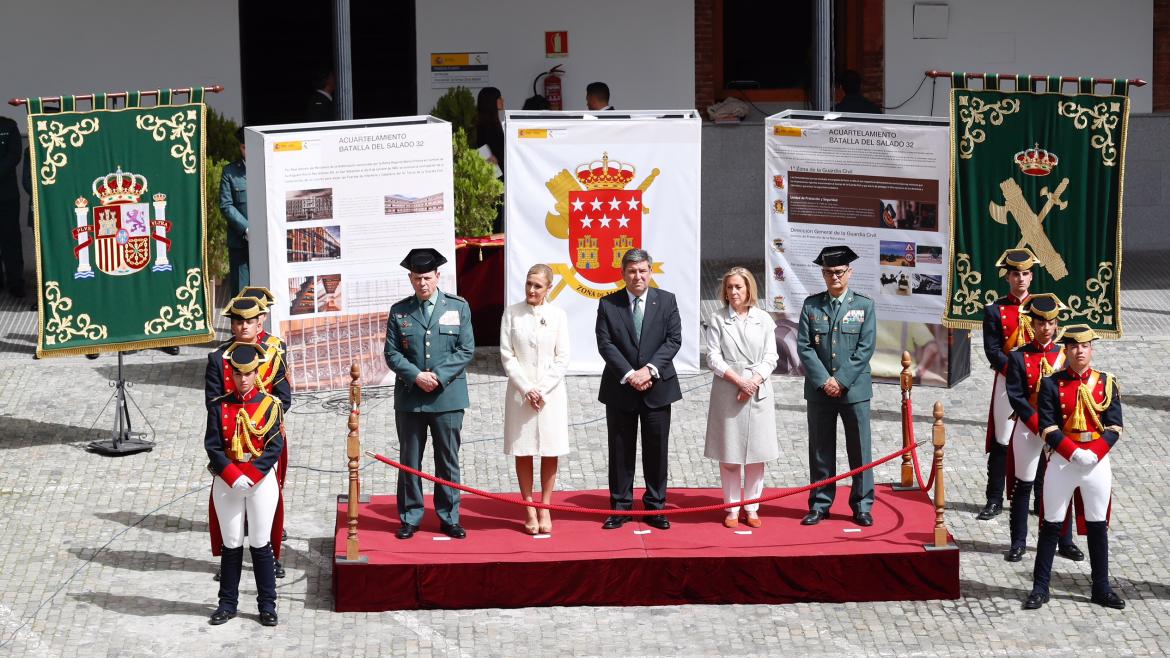 Cristina Cifuentes asiste a la toma de posesión del general jefe de la Guardia Civil