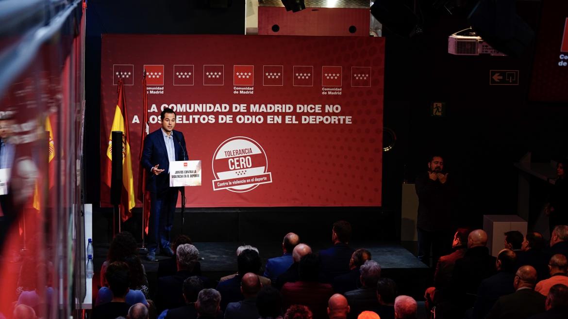 Ignacio Aguado durante la firma del manifiesto “Comunidad de Madrid dice NO a la Violencia en el Deporte”