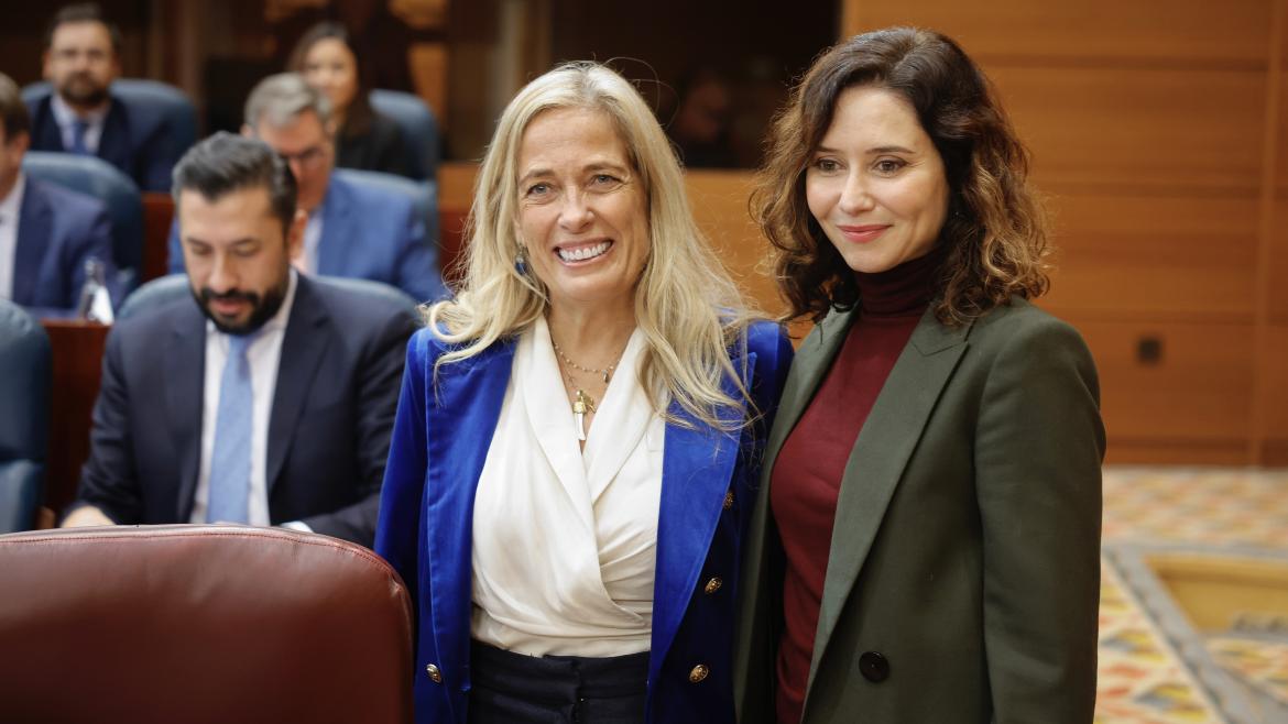 La presidenta Isabel Díaz Ayuso y Rocío Albert en el Pleno de la Asamblea de Madrid