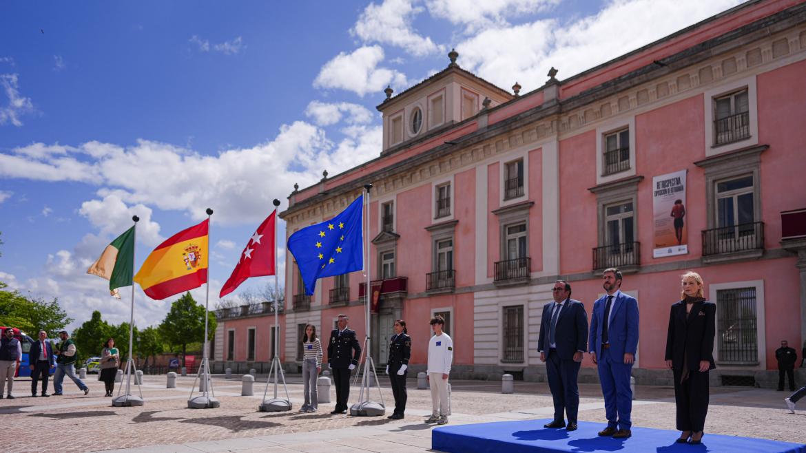 Los consejeros Miguel Ángel García Martín y Emilio Viciana en el izado de la bandera de la UE