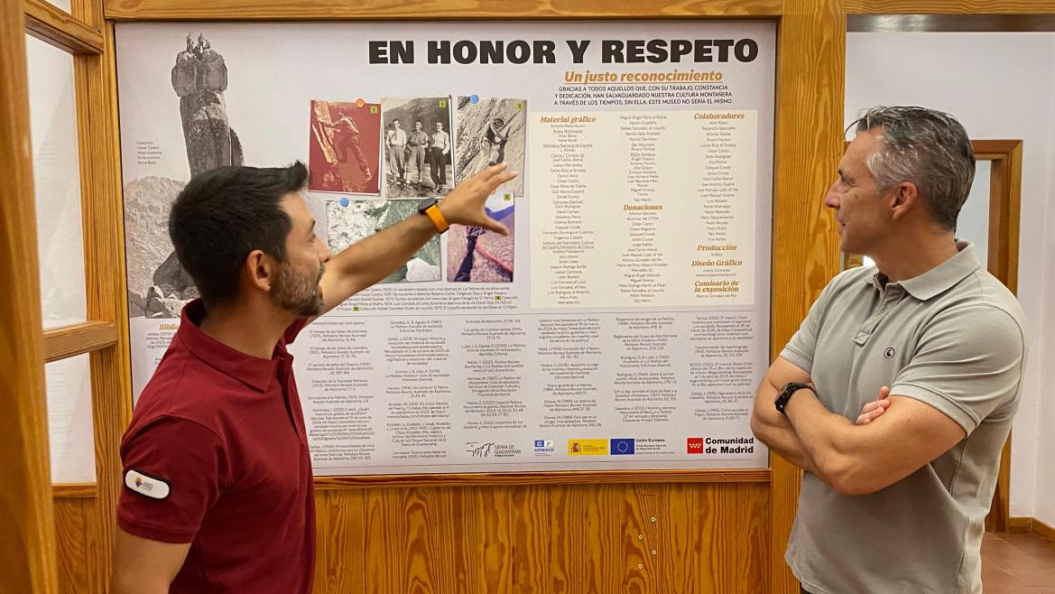 Novillo visita la exposición permanente El Rincón de la Pedriza Museo de la Escalada El consejero Carlos Novillo durante su visita a la exposición permanente El Rincón de la Pedriza Museo de la Escalada