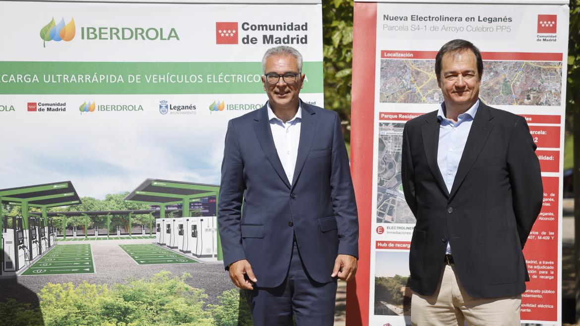 Carlos Izquierdo durante su visita a la parcela donde se instalará la electrolinera