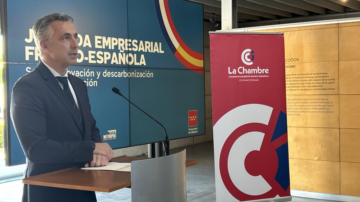 El consejero Carlos Novillo hablando durante una jornada sobre Innovación y Descarbonización de la Construcción