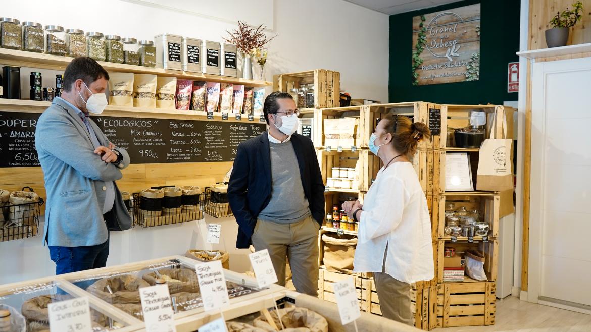 La Comunidad de Madrid realizó 17.400 asesoramientos a emprendedores en 2020 para nuevos proyectos, un 30% más que el año anterior Javier Fernández-Lasquetty, durante su visita a la tienda El Granel de la Dehesa,