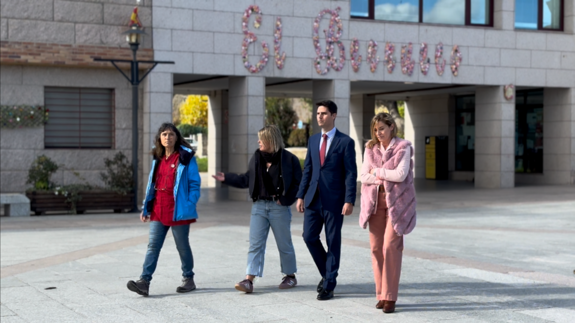 El consejero Emilio Viciana durante su visita a las nuevas aulas del Colegio Rural Agrupado de Loyozuela en su sede de El Berrueco