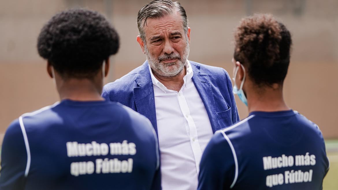 La Comunidad de Madrid emplea el deporte como pieza básica para la reinserción de menores y jóvenes infractores que cumplen medidas judiciales Enrique López conversa con dos jóvenes