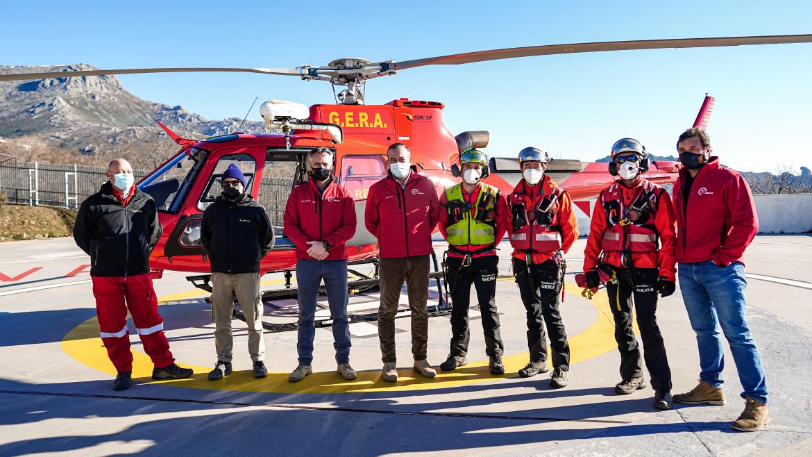 Enrique López y Carlos Novillo junto a los pilotos del helicóptero del GERA La Comunidad de Madrid incrementó en un 21% el número de intervenciones en montaña durante 2021