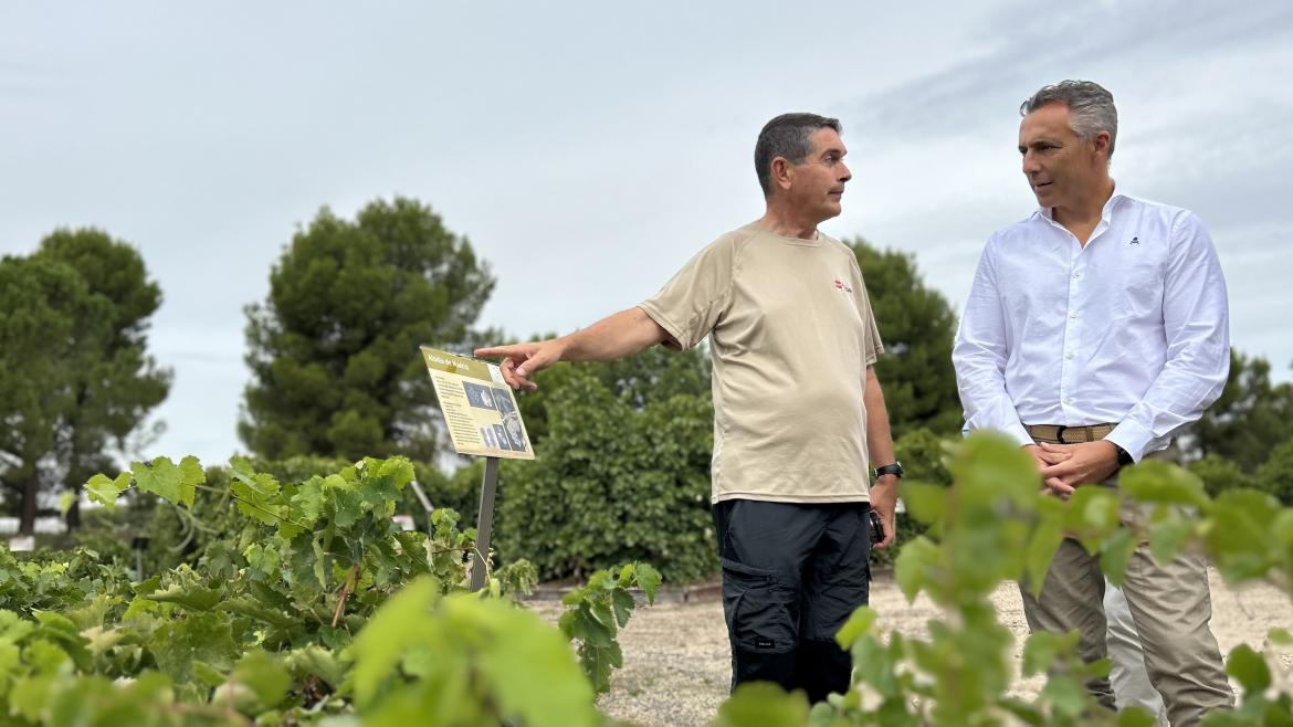 El consejero Carlos Novillo durante su visita a la finca El Encín del IMIDRA