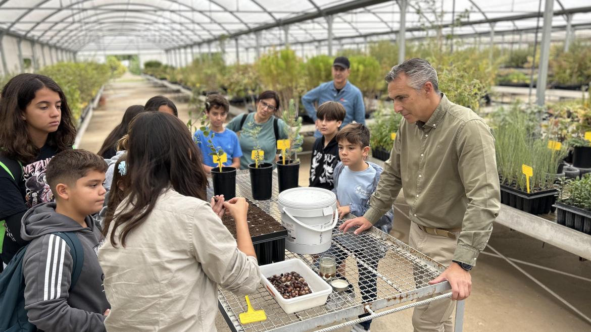 El consejero Carlos Novillo durante su visita al aula ambiental La Isla Forestal