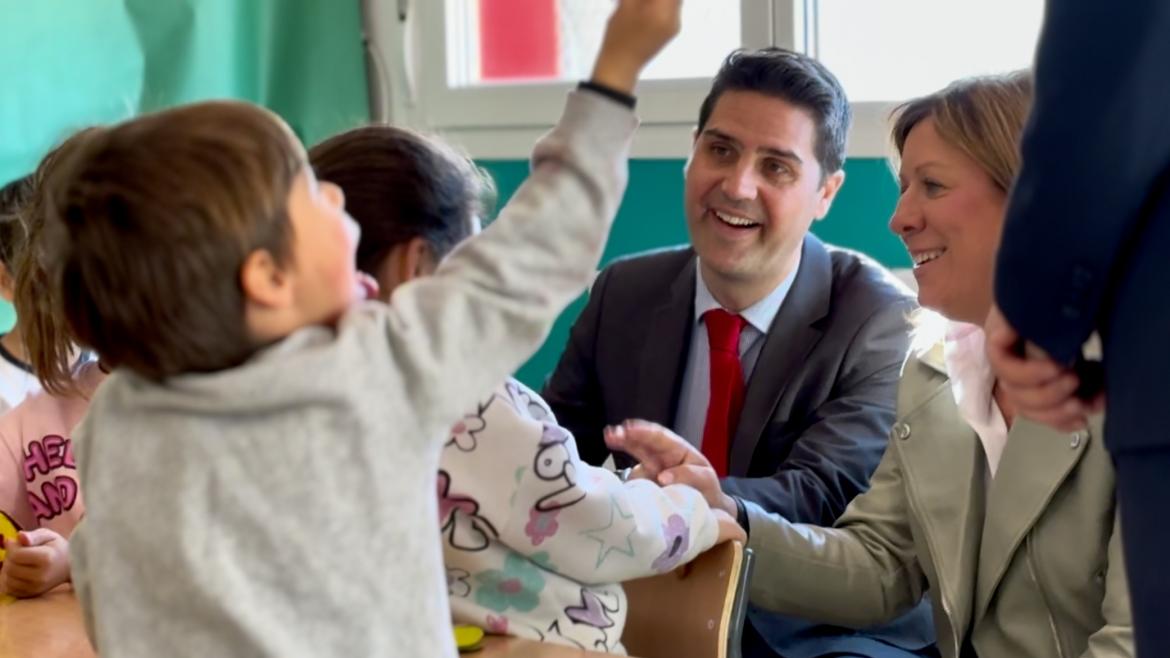El consejero Emilio Viciana durante su visita a la sede de Pozuelo del Rey del Colegio Rural Agrupado Vega de Tajuña