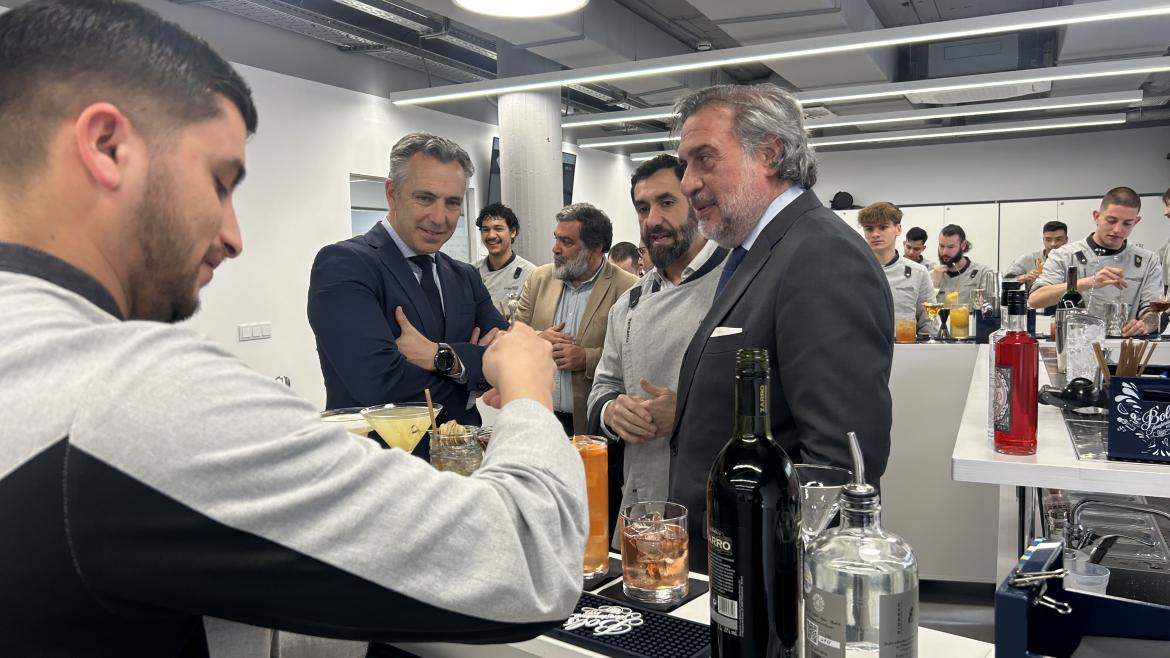 El consejero Carlos Novillo durante la firma de un protocolo de colaboración con la Cámara Oficial de Comercio, Industria y Servicios de Madrid