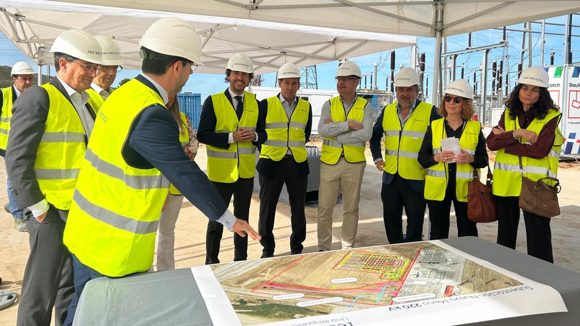 El viceconsejero Rafael García durante la visita