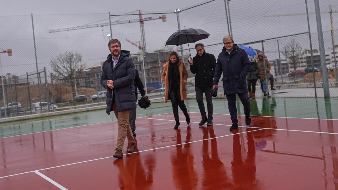 El consejero Miguel Ángel García Martín durante su visita en Navalcarnero a la Ciudad Deportiva Ángel Carrizo