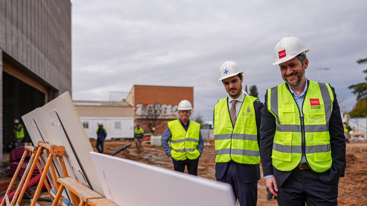 El consejero Miguel Ángel García Martín durante su visita a Torrejón de Ardoz