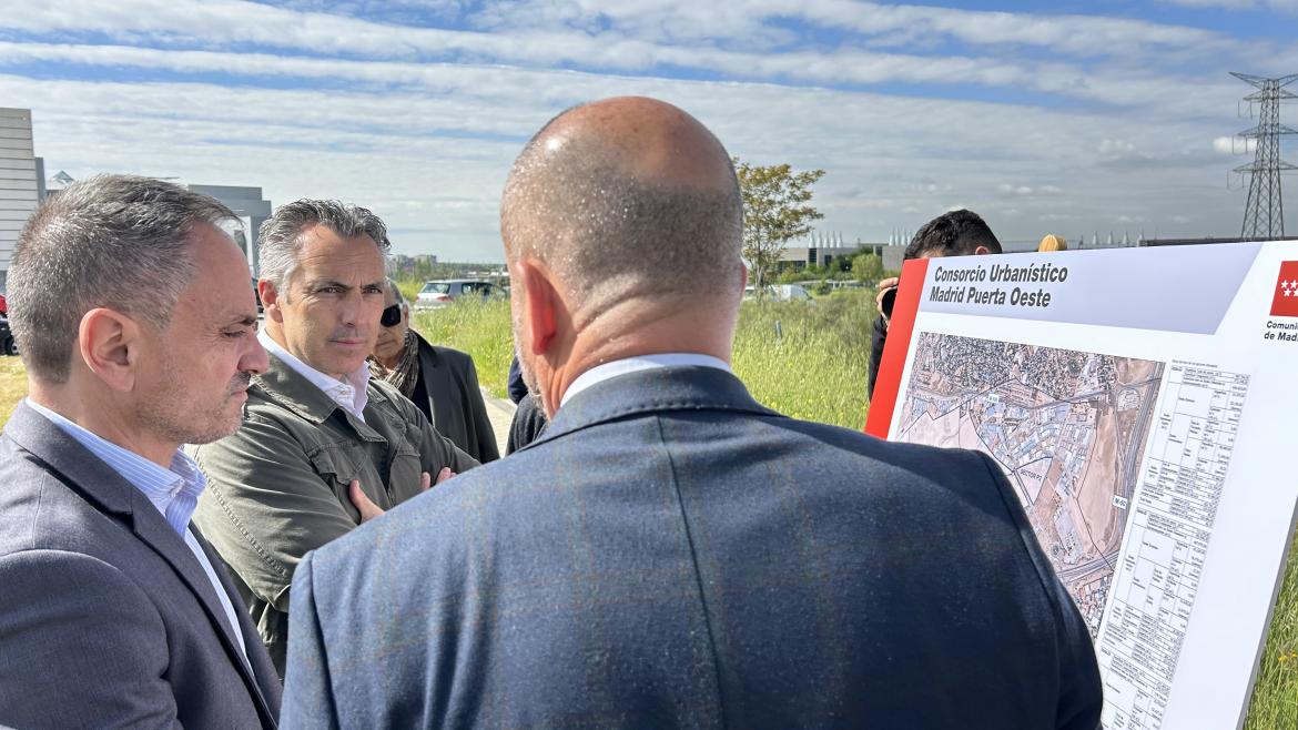El consejero Carlos Novillo durante su visita a los terrenos del consorcio urbanístico Madrid Puerta Oeste