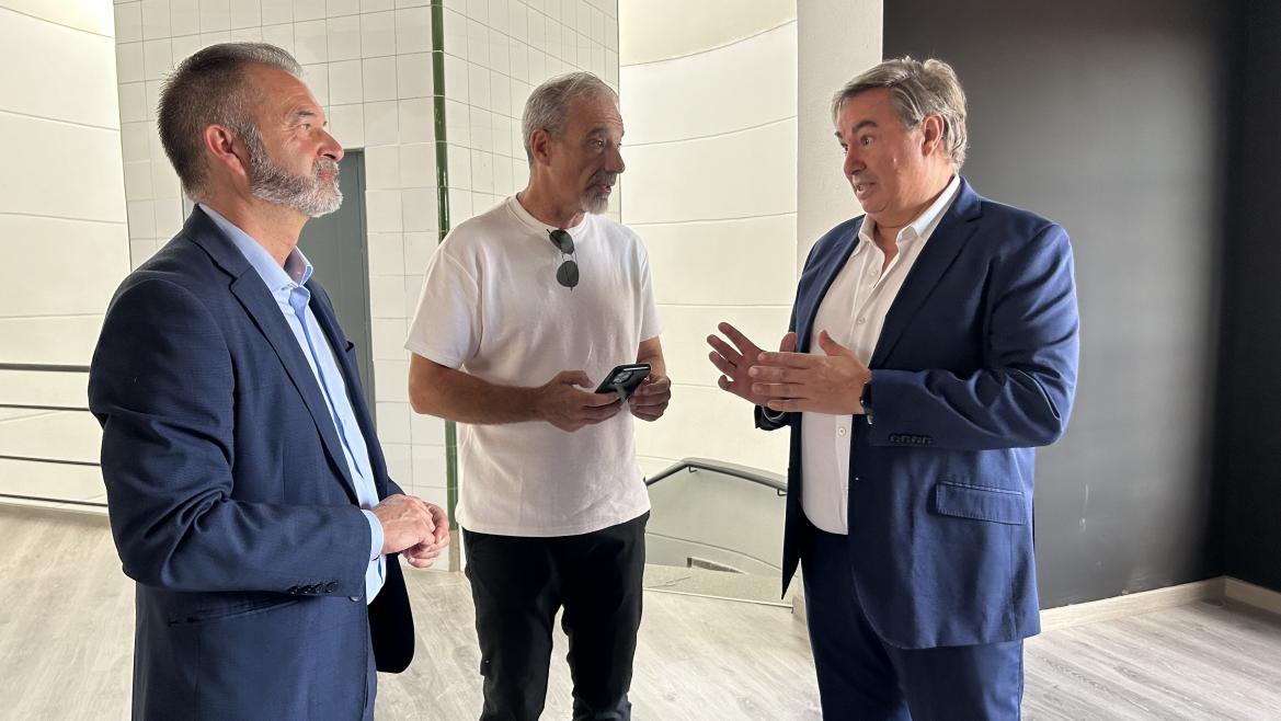 Sánchez visita Daganzo de Arriba El viceconsejero José Antonio Sánchez durante su visita a Daganzo de Arriba