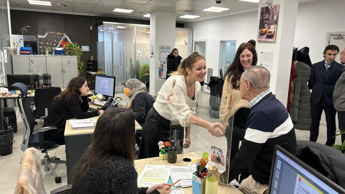 La consejera Ana Dávila durante su visita al CEPI de Usera-Villaverde