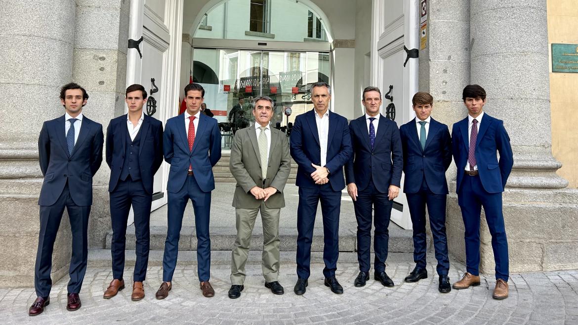 El consejero Carlos Novillo con los diestros de la Fiesta del Toro 2025