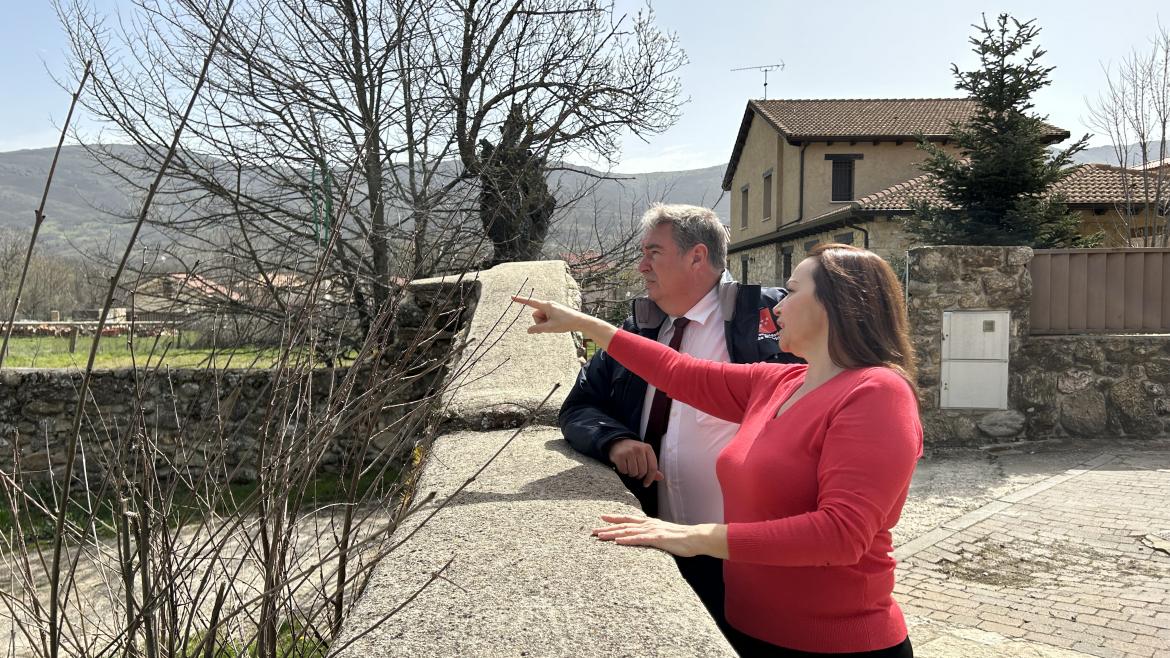 La Comunidad de Madrid rehabilita el ayuntamiento de Pinilla del Valle y construye un almacén comunitario con una inversión de más de 800.000 euros El viceconsejero de Presidencia y Administración Local, José Antonio Sánchez, en un momento de su visita a Pinilla del Valle