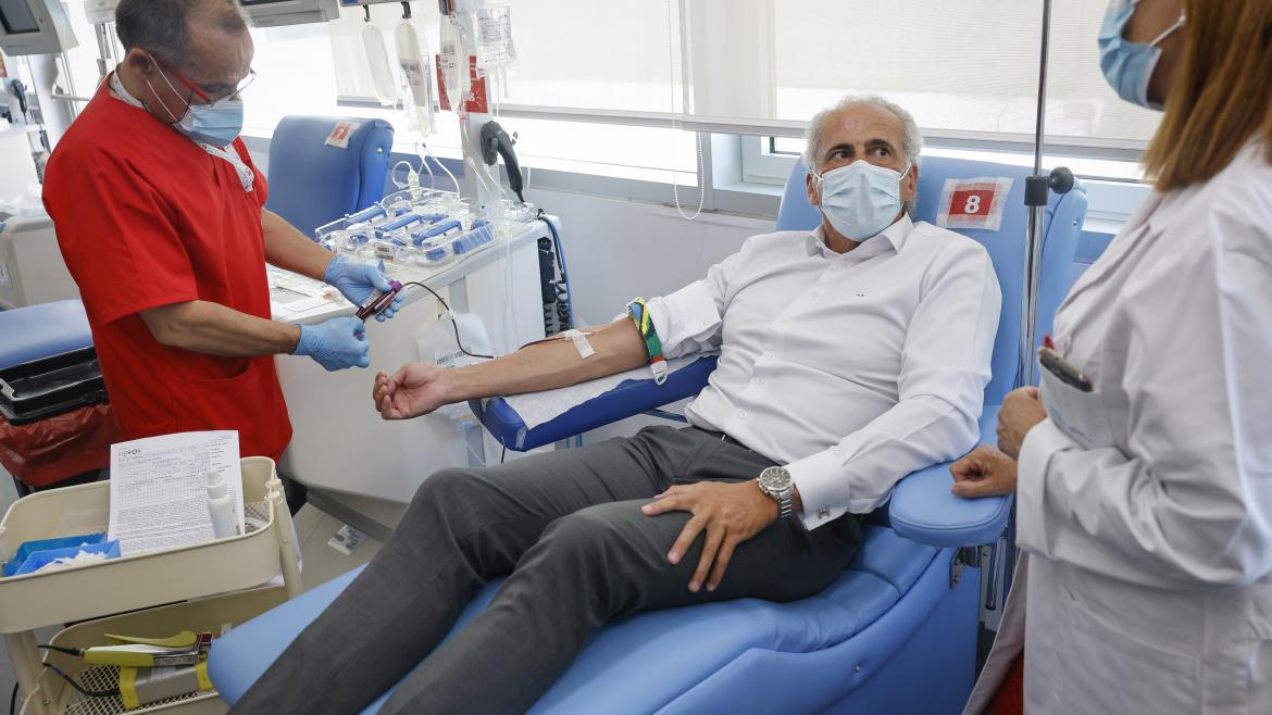 Enrique Ruiz Escudero donando sangre
