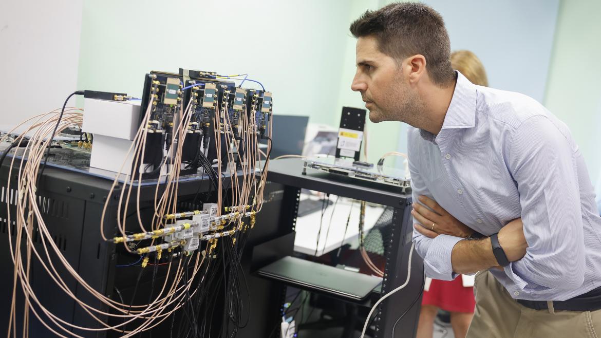 El consejero Emilio Viciana durante su visita a la sede del IMDEA Networks en Leganés