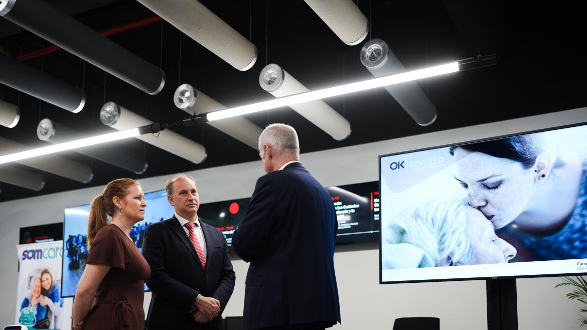 Los consejeros Miguel López-Valverde y Ana Dávila en la jornada Innovación digital en el ámbito de los cuidados