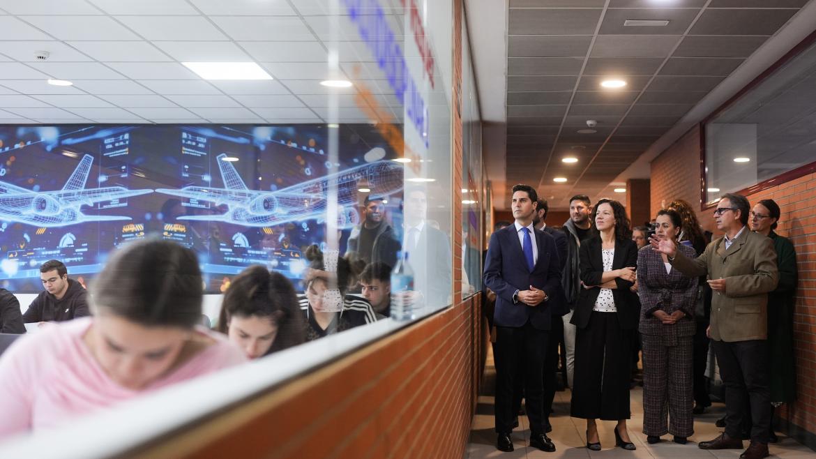 El consejero Emilio Viciana con la vicepresidenta de la Comisión Europea Roxana Minzatu durante su visita al Instituto Raúl Vázquez