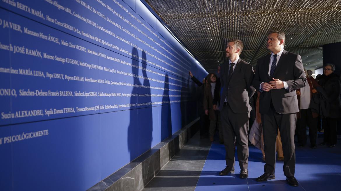 García Martín y Rodrigo inauguran el nuevo espacio de recogimiento a las víctimas del 11M en Atocha Los consejeros Miguel Ángel García Martín y Jorge Rodrigo en Atocha