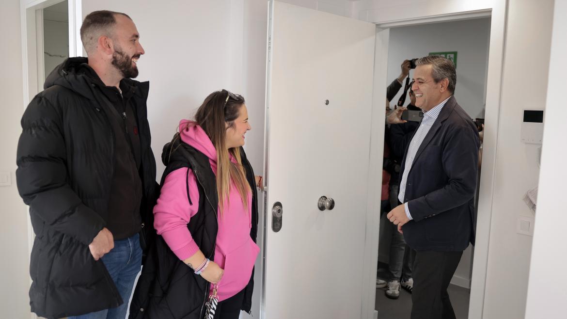 El consejero Jorge Rodrigo durante la entrega de las llaves de 154 viviendas del Plan Vive en Alcalá de Henares