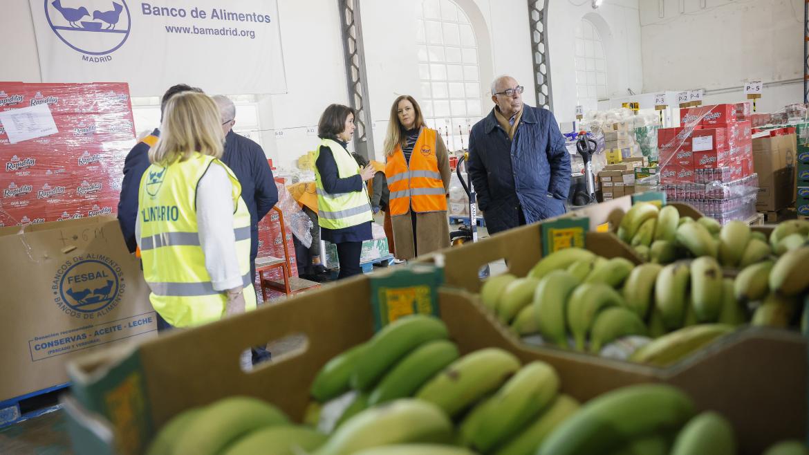 La consejera Ana Dávila durante su visita a la Fundación Banco de Alimentos de Madrid