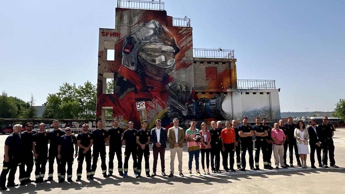 El consejero Carlos Novillo durante el descubrimiento del mural 