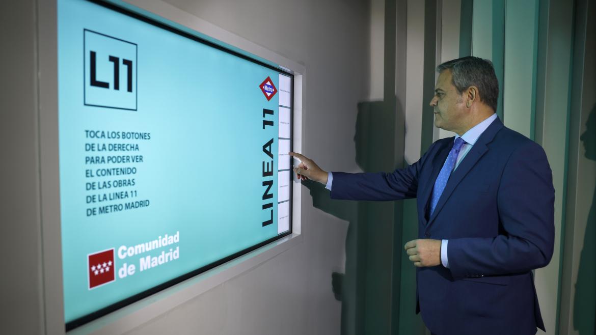 Rodrigo inaugura un espacio informativo sobre la ampliación de la línea 11 El consejero Jorge Rodrigo en la estación de Metro de Atocha