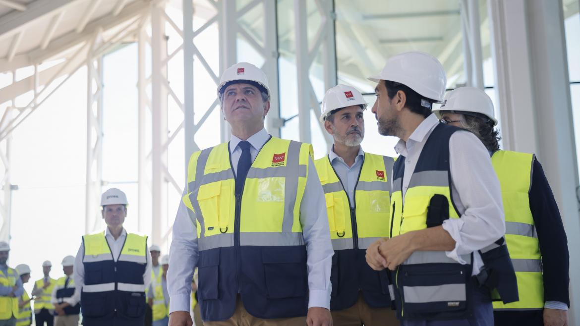 El consejero Jorge Rodrigo en el nuevo intercambiador de transportes de Valdebebas
