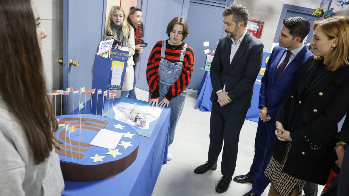 García y Viciana visitan el Instituto de Educación Secundaria Parque de Lisboa Los consejeros Miguel Ángel García y Emilio Viciana en el Instituto de Educación Secundaria Parque de Lisboa