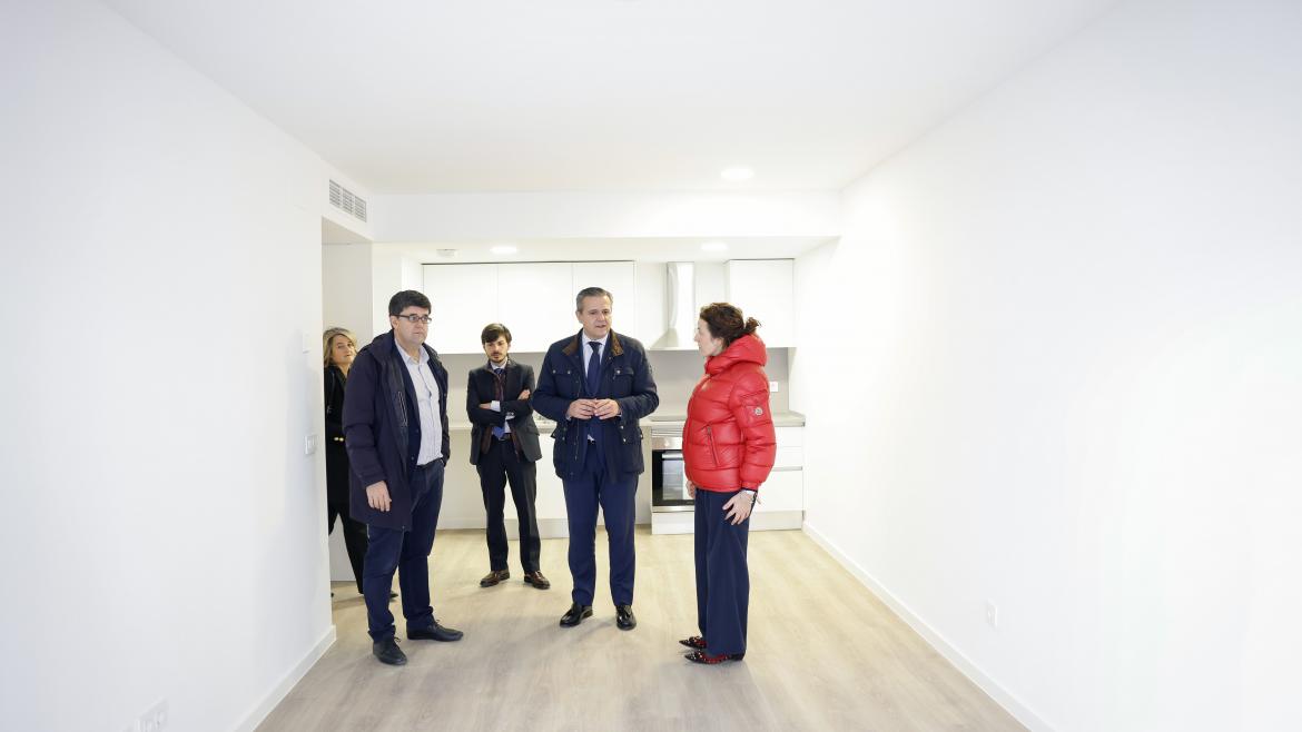 El consejero Jorge Rodrigo durante su visita al Plan Vive en San Sebastián de los Reyes