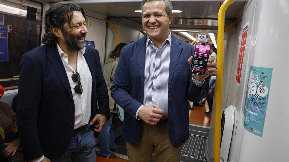 Rodrigo presenta una playlist gratuita para viajeros de Metro El consejero Jorge Rodrigo en la estación de Metro de Moncloa