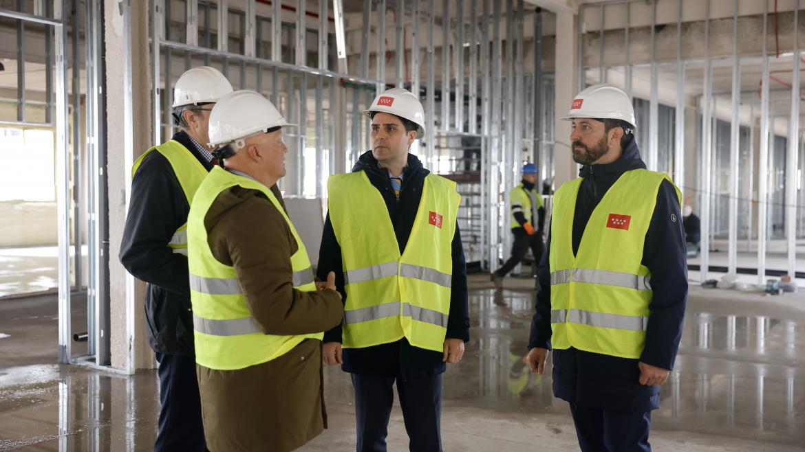 Viciana visita las obras de construcción del colegio público de El Cañaveral El consejero Emilio Viciana durante su visita a las obras de construcción del colegio público de El Cañaveral