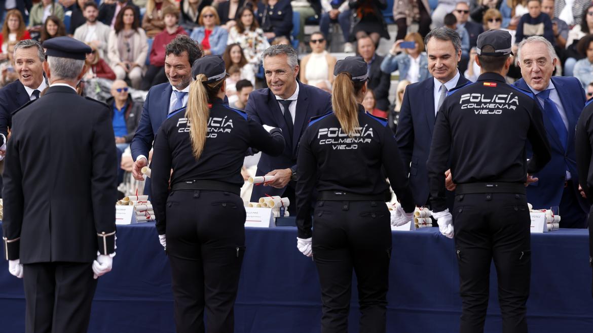 Novillo preside la entrega de diplomas a policías locales El consejero Carlos Novillo en el Instituto de Formación Integral en Seguridad y Emergencias
