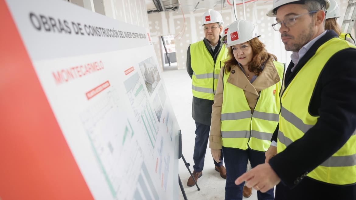 La consejera Fátima Matute durante su visita a las obras de construcción del futuro Centro de Salud de Montecarmelo