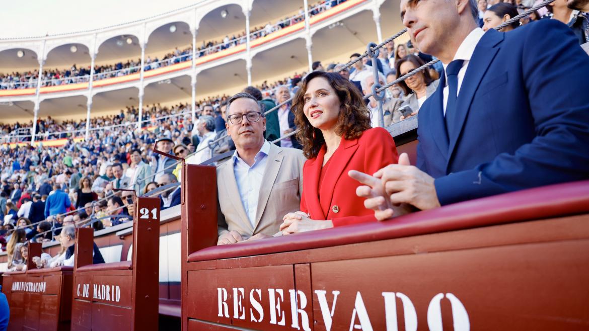 Isabel Díaz Ayuso junto a Alfonso Serrano y Carlos Novillo en la Plaza de Las Ventas 