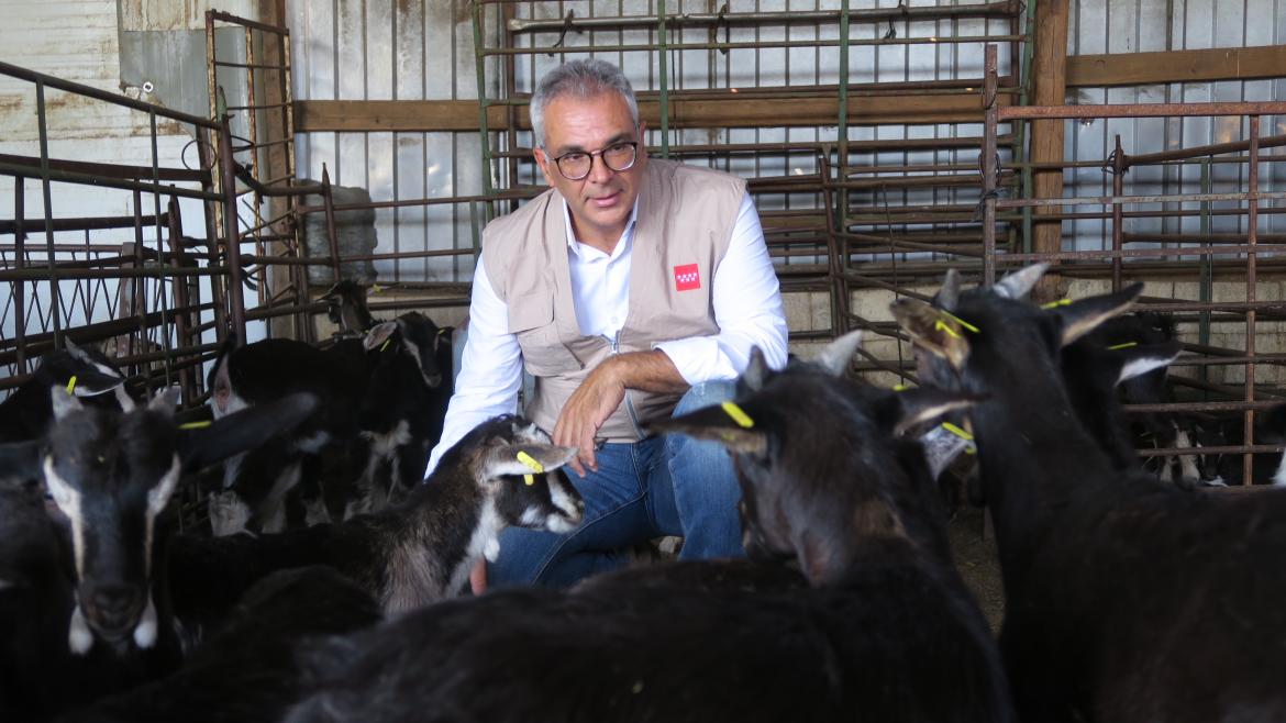 Carlos Izquierdo durante la visita Carlos Izquierdo durante la visita
