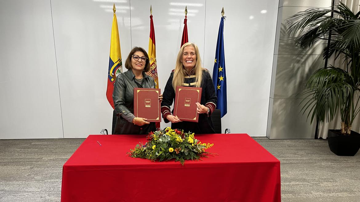 La consejera Rocío Albert durante la firma de un convenio con la Embajada del Ecuador 