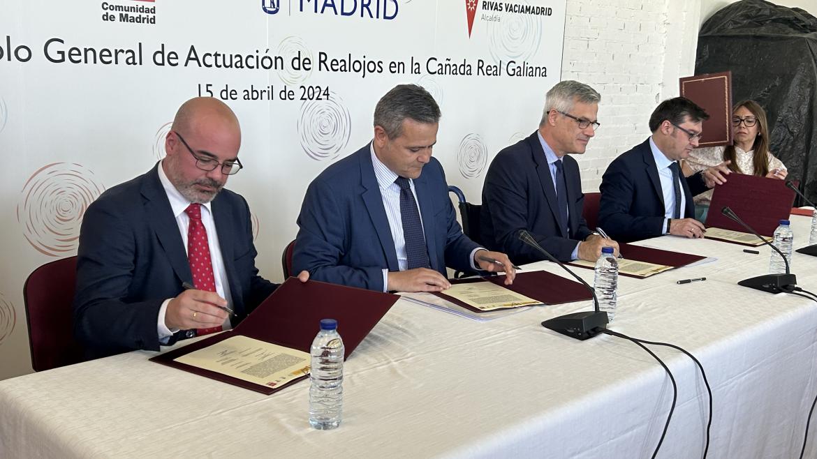 El consejero Jorge Rodrigo durante la firma del protocolo del Plan Extraordinario de Realojos en la Cañada Real