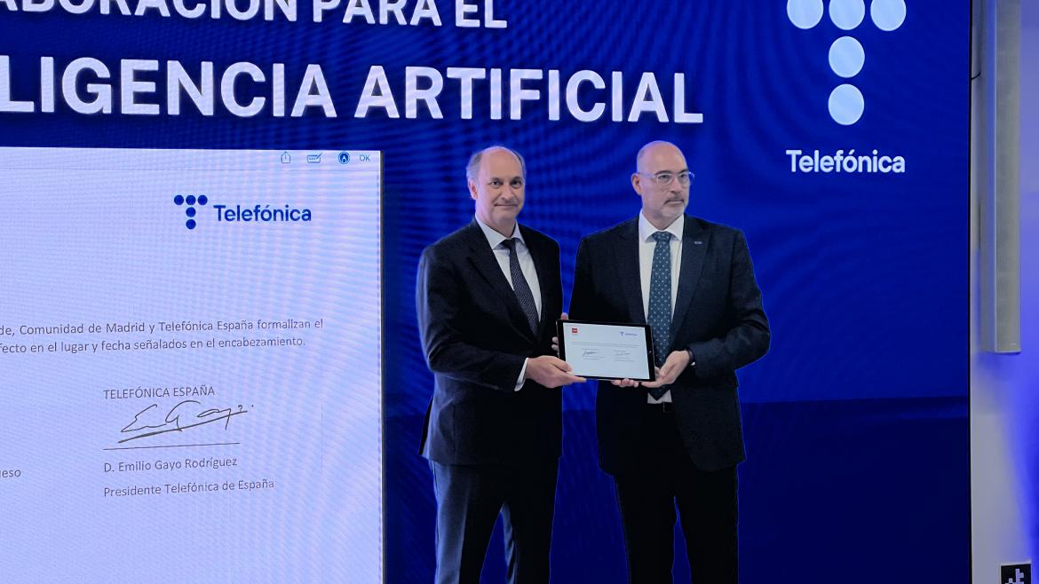El consejero Miguel López-Valverde durante la firma con Telefónica de un convenio de colaboración para mejorar los servicios a los ciudadanos