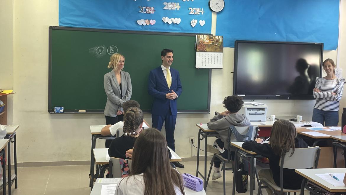 El consejero Emilio Viciana en el centro público de Primaria y Secundaria Adolfo Suárez