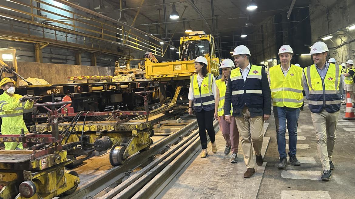 El consejero Jorge Rodrigo durante su visita a la estación de Metro de Arganzuela Planetario 