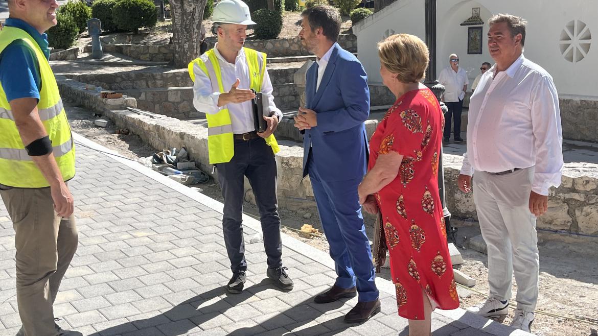 El consejero Miguel Ángel García Martín durante su visita a Villar del Olmo