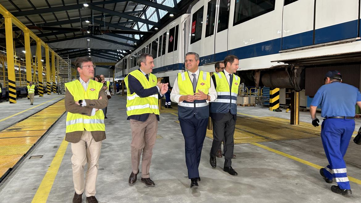 El consejero Jorge Rodrigo durante su visita al depósito de Metro de Sacedal